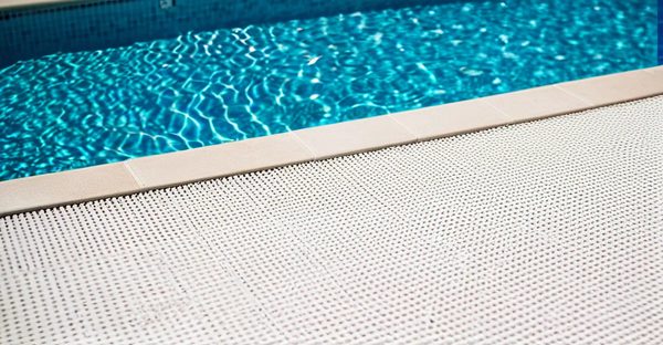 Protégez votre piscine intex avec une couverture efficace